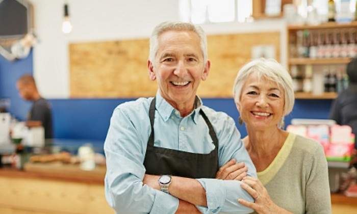 autónomo jubilado puede seguir trabajando pareja mayor