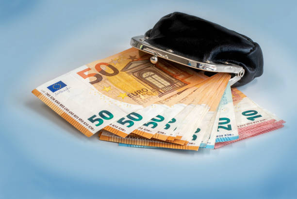 cuánto tiene que facturar un autónomo para ganar 1.000€ billetes monedero
